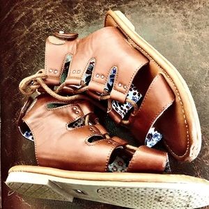 I’m selling kids sandals that are brown with a floral pattern on the inside.